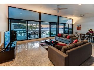 Waves 6 Four Bedroom Breathtaking Ocean Views Central Location And Buggy Apartment, Hamilton Island - 1