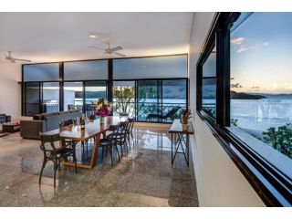 Waves 6 Four Bedroom Breathtaking Ocean Views Central Location And Buggy Apartment, Hamilton Island - 2