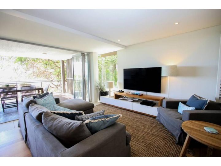 Waves 8 - 2 minutes stroll to the beach + pool Apartment, Point Lookout - imaginea 3