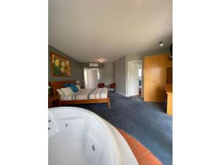 Waves Luxury Suites Hotel, Port Campbell - 4