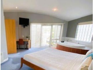 Waves Luxury Suites Hotel, Port Campbell - 1