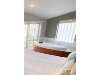 Waves Luxury Suites Hotel, Port Campbell - 2