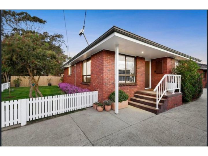 Wedge to The Beach- Walk to the Beach or shops! Guest house, Ocean Grove - imaginea 1