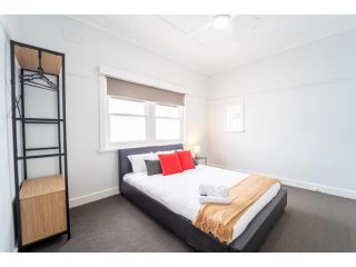 Weeroona Avenue Home Free WiFi Close to CBD Guest house, Bendigo - 4