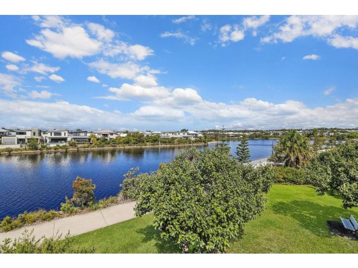 Welcoming Lakeside Getaway With Waterviews, WIFI, Pool & Park Apartment, Queensland - imaginea 2