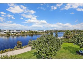 Welcoming Lakeside Getaway With Waterviews, WIFI, Pool & Park Apartment, Queensland - 2