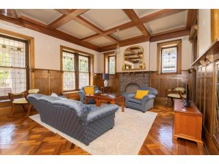 Wendouree - Immaculate Heritage Home in Heart of Orange Guest house, Orange - 5