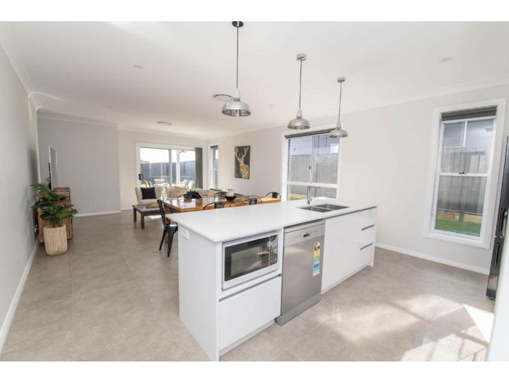 Westerly Drive - Brand New Home - Modern Guest house, Orange - imaginea 9