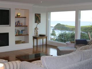 WHALE WATCH FOR FOUR Gerringong 4pm check out Sundays Guest house, Gerringong - 4