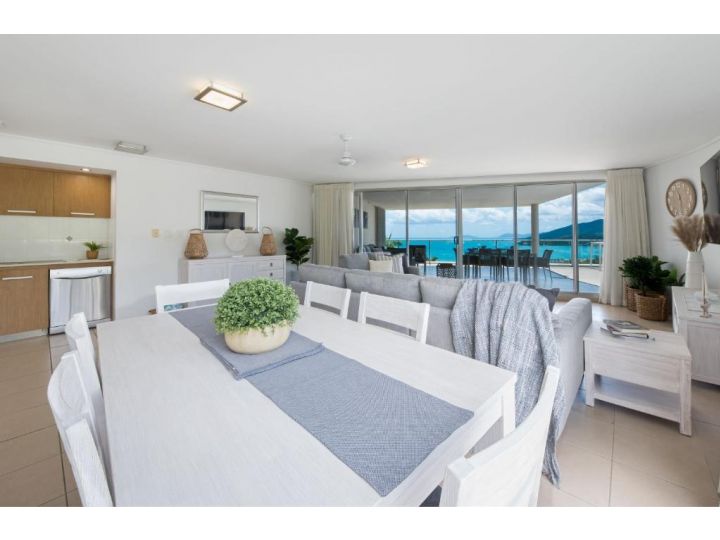 What a View - 2 Bedroom Apartment Apartment, Airlie Beach - imaginea 1