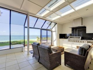 Whispering Sands', 10 Sandy Point Road - Luxury waterfront home with aircon, WIFI & Foxtel Guest house, Corlette - 2