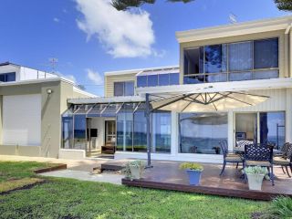 Whispering Sands', 10 Sandy Point Road - Luxury waterfront home with aircon, WIFI & Foxtel Guest house, Corlette - 4