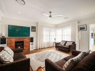 Leisurely Holiday Retreat, near Beach and Shops Guest house, Terrigal - 2