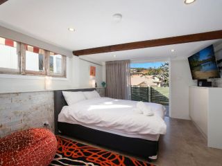 Cosy Studio With Deck, Close to Shops and Beach Guest house, Terrigal - 4