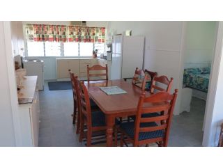 Whitehaven 2 Guest house, Picnic Bay - 1
