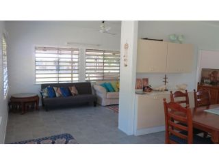 Whitehaven 2 Guest house, Picnic Bay - 2
