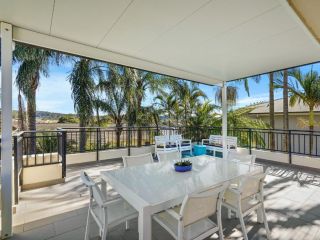 Spacious Beachside Townhouse with Large Balcony Guest house, Terrigal - 1