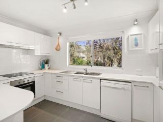 Spacious Beachside Townhouse with Large Balcony Guest house, Terrigal - 5