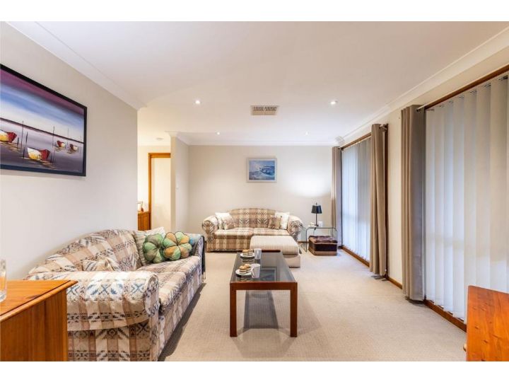 Wildflower at Fingal Bay 130 Rocky Point Rd perfect pet friendly property with ducted air conditioning Guest house, Fingal Bay - imaginea 4