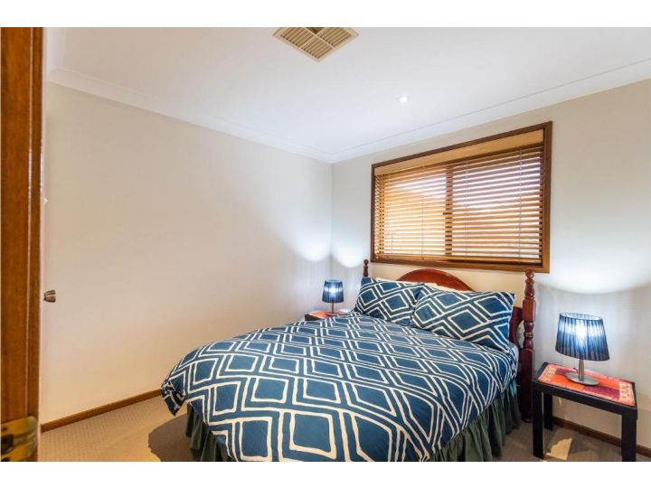 Wildflower at Fingal Bay 130 Rocky Point Rd perfect pet friendly property with ducted air conditioning Guest house, Fingal Bay - imaginea 14