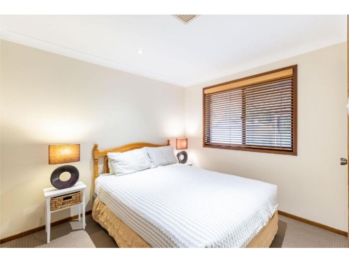 Wildflower at Fingal Bay 130 Rocky Point Rd perfect pet friendly property with ducted air conditioning Guest house, Fingal Bay - imaginea 13