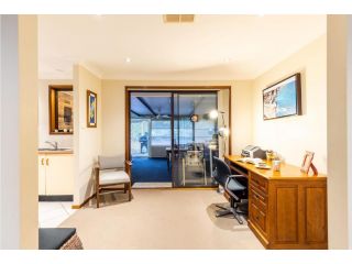 Wildflower at Fingal Bay 130 Rocky Point Rd perfect pet friendly property with ducted air conditioning Guest house, Fingal Bay - 3