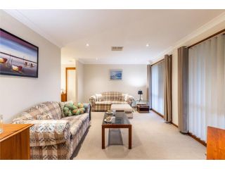 Wildflower at Fingal Bay 130 Rocky Point Rd perfect pet friendly property with ducted air conditioning Guest house, Fingal Bay - 4