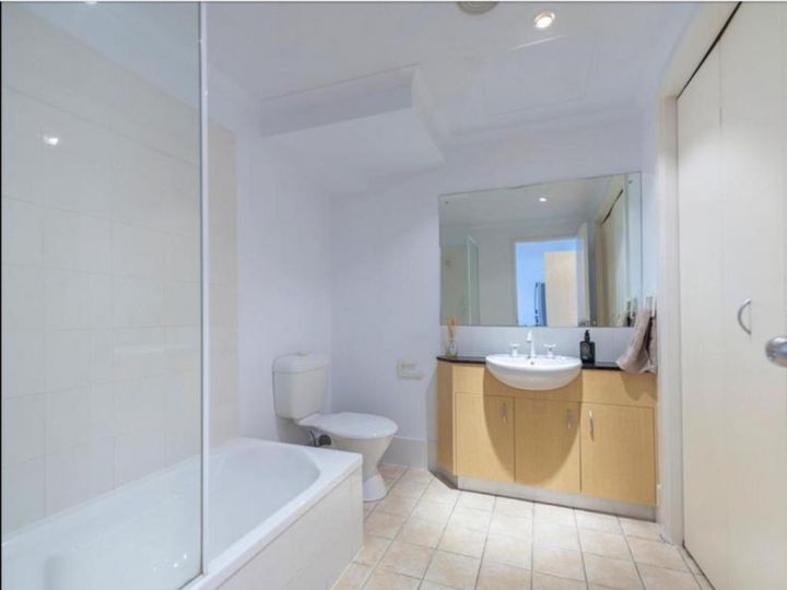 Spacious 4 BR and 2 Bathrooms City Apartment Apartment, Adelaide - imaginea 11