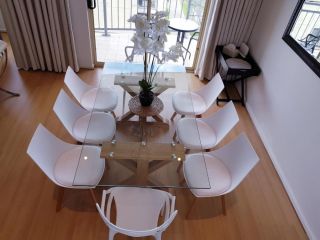 Spacious 4 BR and 2 Bathrooms City Apartment Apartment, Adelaide - 3