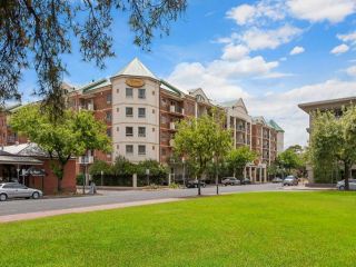 Spacious 4 BR and 2 Bathrooms City Apartment Apartment, Adelaide - 2