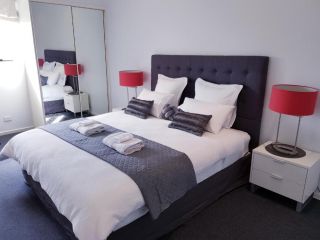 Spacious 4 BR and 2 Bathrooms City Apartment Apartment, Adelaide - 5