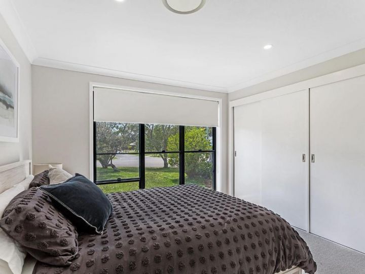 Wirragulla, 10 Marty Avenue - Stylish Modern House with ducted air con & WIFI Guest house, Salamander Bay - imaginea 6