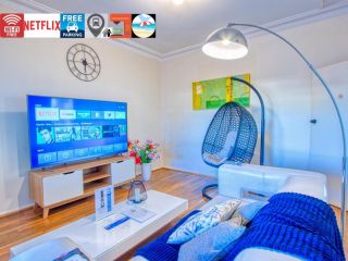 Wollongong station holiday house with Wi-Fi,75 Inch TV, Netflix,Parking,Beach Guest house, Wollongong - 2