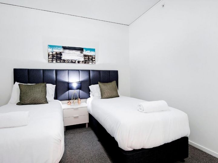 Wonderful Modern 3 Bedroom Apartment in Sierra Grand Apartment, Gold Coast - imaginea 7