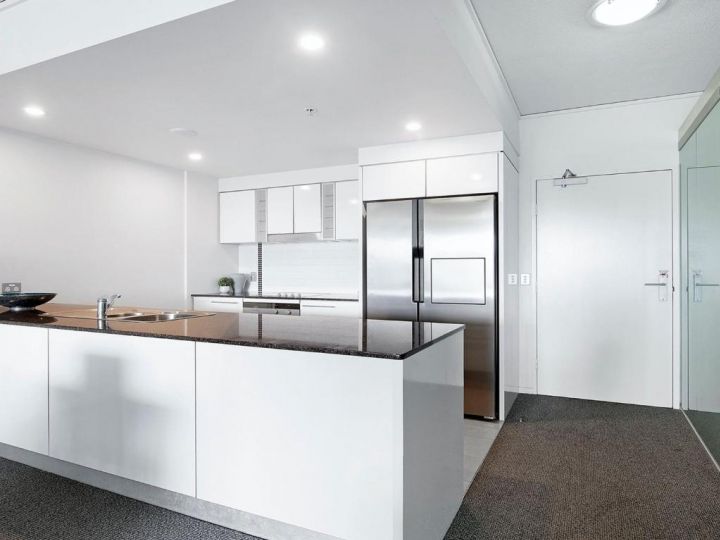 Wonderful Modern 3 Bedroom Apartment in Sierra Grand Apartment, Gold Coast - imaginea 10