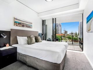 Wonderful Modern 3 Bedroom Apartment in Sierra Grand Apartment, Gold Coast - 5