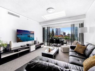 Wonderful Modern 3 Bedroom Apartment in Sierra Grand Apartment, Gold Coast - 2