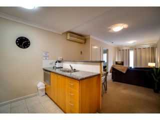 Wonderful Waldorf - big apartment - pool - tennis Apartment, Perth - 5