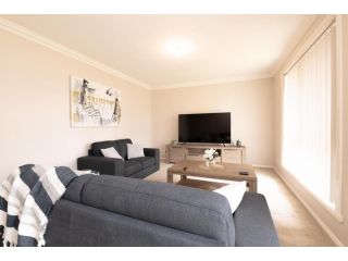 Wonderful Windred Modern, Comfy, Quiet Guest house, Orange - 1