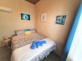 WOODY Pt - AMAZING 1970&#x27;s SHARE HOUSE BY THE SEA-3 rooms available! Guest house, Queensland - thumb 3