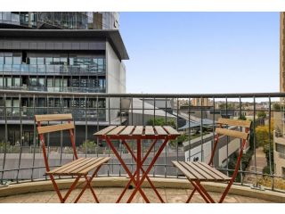 Work and Play Haven near Dining & Shopping Apartment, Melbourne - 3