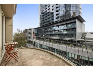 Work and Play Haven near Dining & Shopping Apartment, Melbourne - 1