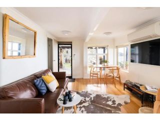 Y Vue - Beachside Apartment with Ocean Views Guest house, Wye River - 1