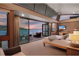 Yacht Club Villa 33 - Serenity - 4 Bedroom 4 Bathroom House Ocean Views 2 Buggies Apartment, Hamilton Island - 2