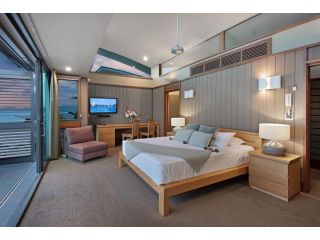 Yacht Club Villa 33 - Serenity - 4 Bedroom 4 Bathroom House Ocean Views 2 Buggies Apartment, Hamilton Island - 5