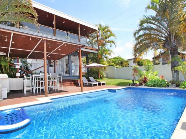 Five Bedroom Home at Alex beach air conditioning pool and pet friendly Guest house, Alexandra Headland - imaginea 2