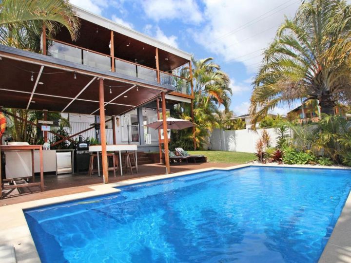 Five Bedroom Home at Alex beach air conditioning pool and pet friendly Guest house, Alexandra Headland - imaginea 1