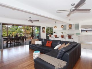 Five Bedroom Home at Alex beach air conditioning pool and pet friendly Guest house, Alexandra Headland - 5