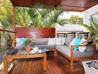 Five Bedroom Home at Alex beach air conditioning pool and pet friendly Guest house, Alexandra Headland - 3