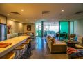 ZEN AT ONE30: 3-BR Luxury Corporate Long Stays Apartment, Darwin - thumb 2